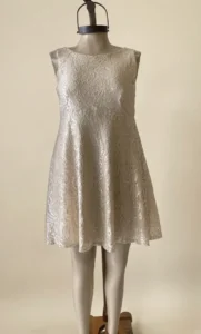 Vestido corto delia con brillo - Cómoda